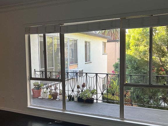 5th image of 2269 N Beachwood Dr #202