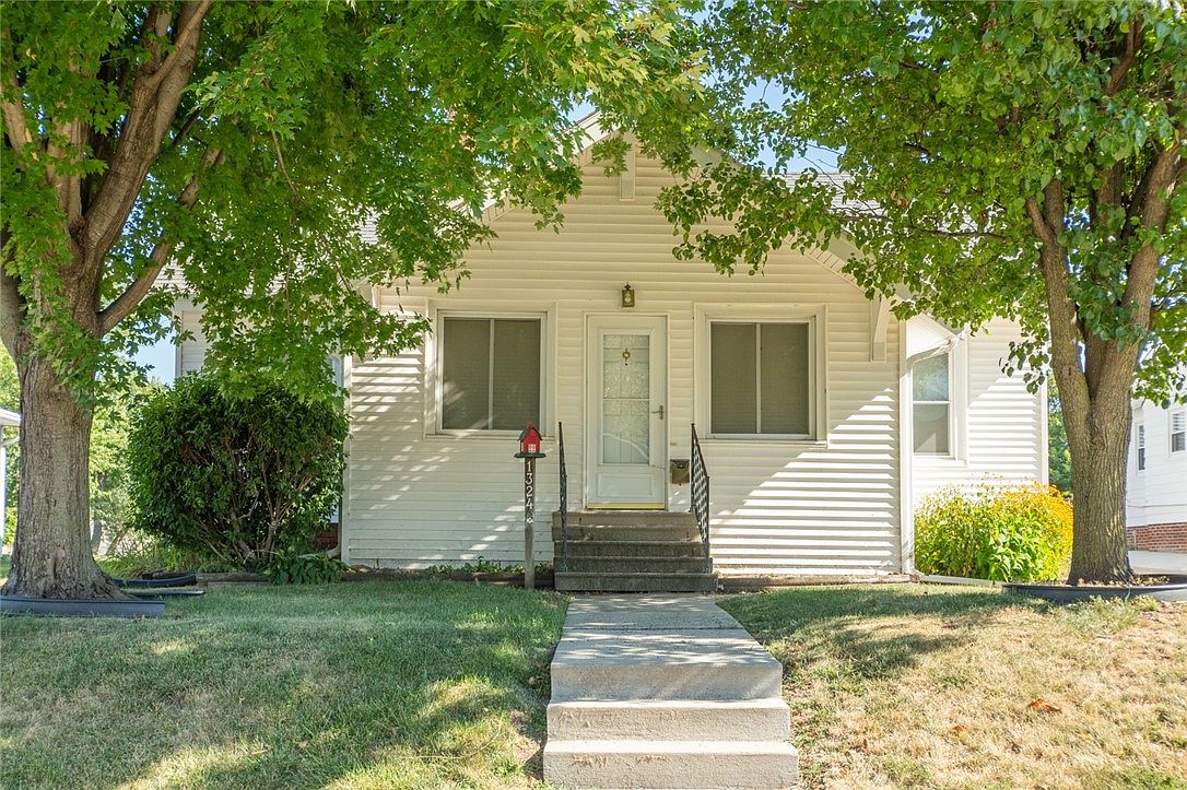 1324 Crescent Dr, Newton, IA 50208 | Zillow