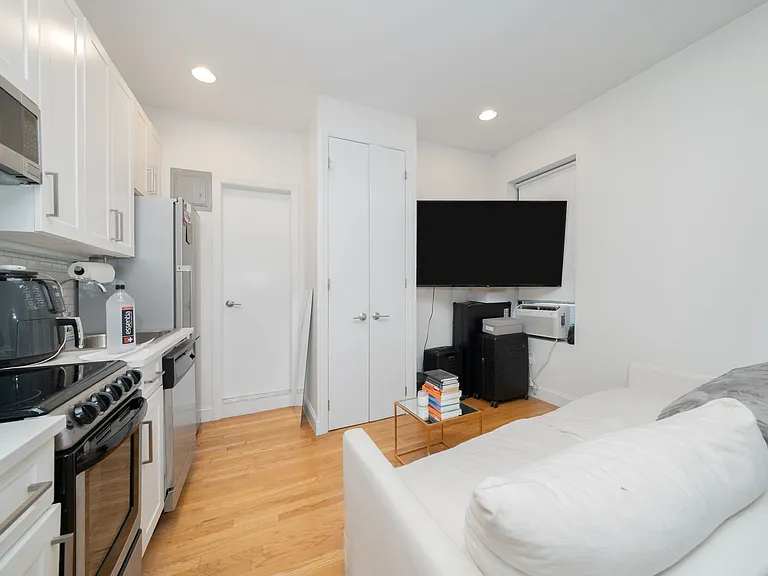 128 W 13th St #21 — Photo 2