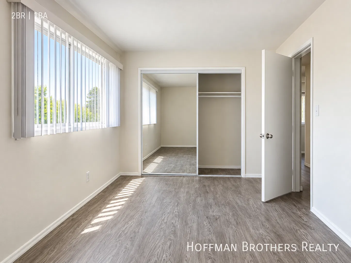2br With Brand-New Hardwood Floors, Remodeled Kitchen, Parking Included & Pool! — Photo 4