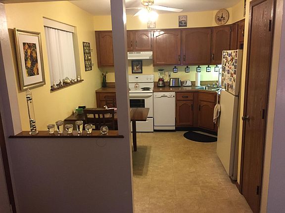 EAT IN KITCHEN WITH ALL APPLIANCES