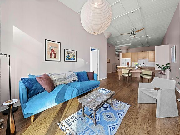 5th image of 547 S Clark St APT 604