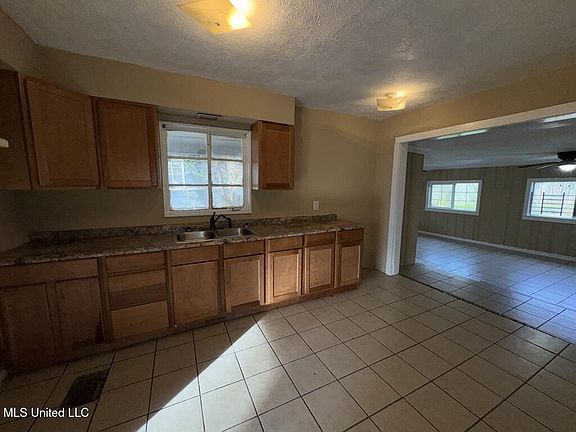 4th image of 2704 Shannon St