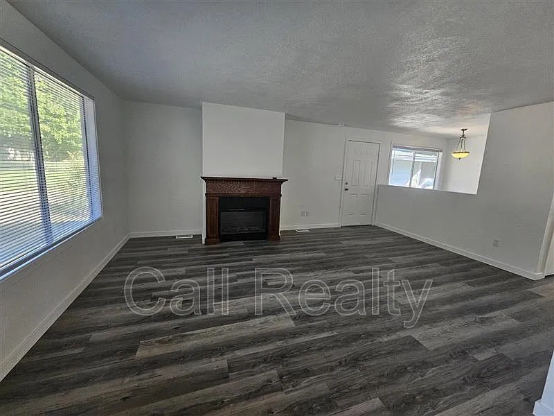 2 bed, 1.0 bath, 1988 sqft, $1,700 — Photo 2
