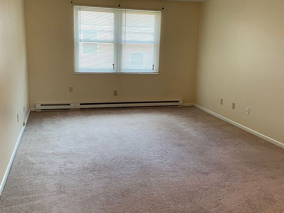3rd image of 320 Maplewood Dr APT 5