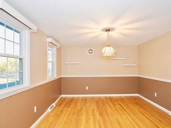 5th image of 71 Heather Dr