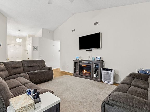4th image of 1604 Canterbury Ln
