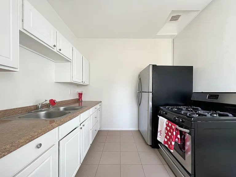 3325 E 2nd St #5 — Photo 6