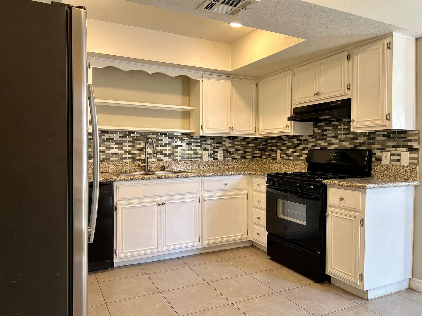 5576 W Rochelle Ave — Photo 3