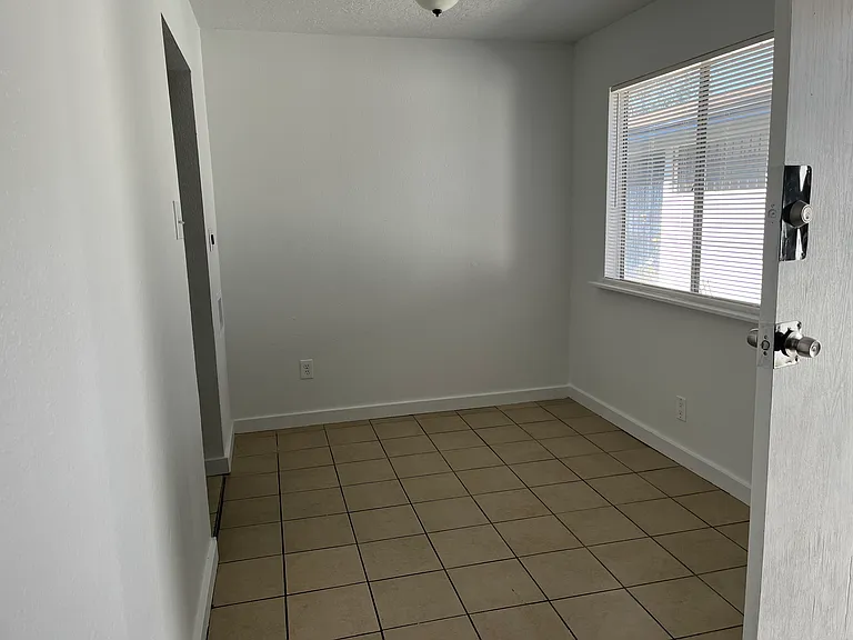 Renovated, Large UNM Area 2 Bed Apt w/ Washer / Dryer and Private Yard — Photo 10