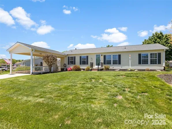 449 Riverwind Dr, Hendersonville, NC 28739
