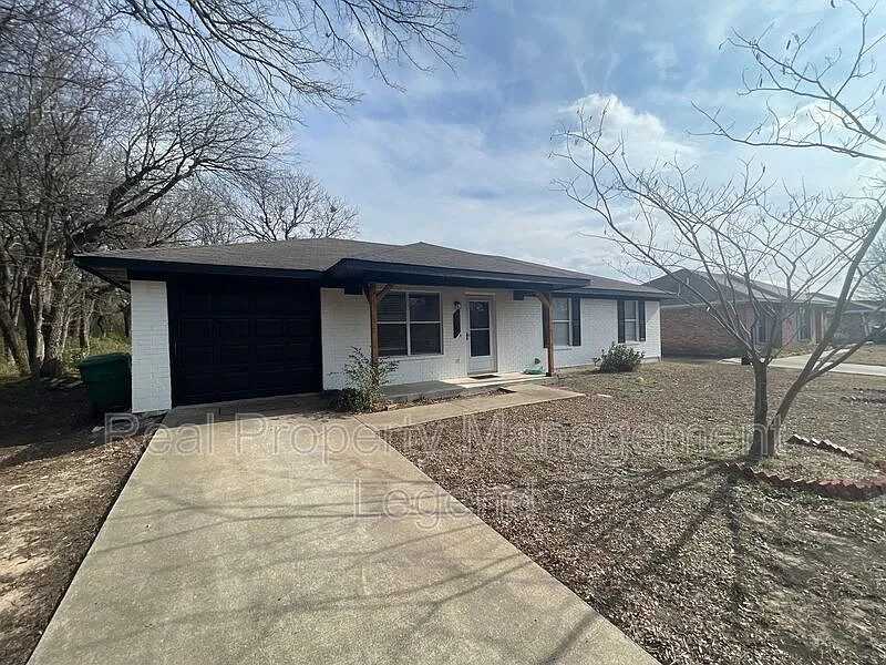 3 bed, 2.0 bath, 1428 sqft, $1,645 — Photo 2