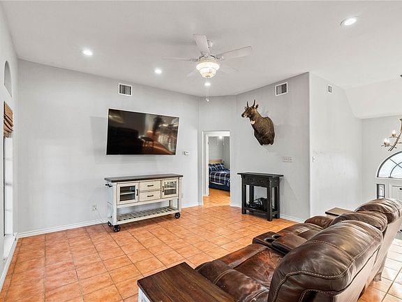 5th image of 422 Spanishwoods Dr