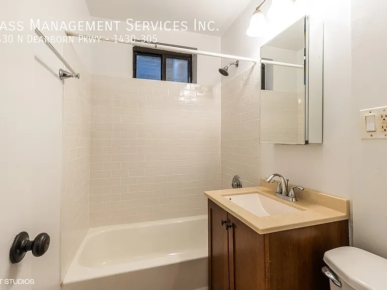 1430 N Dearborn Pkwy — Photo 72