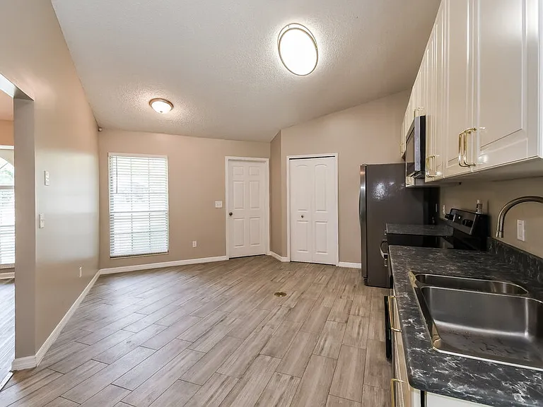 465 Oldfield Dr — Photo 8