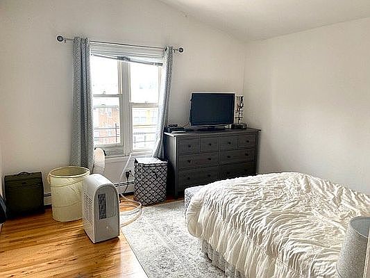 3rd image of 152 Beach 118 St #5