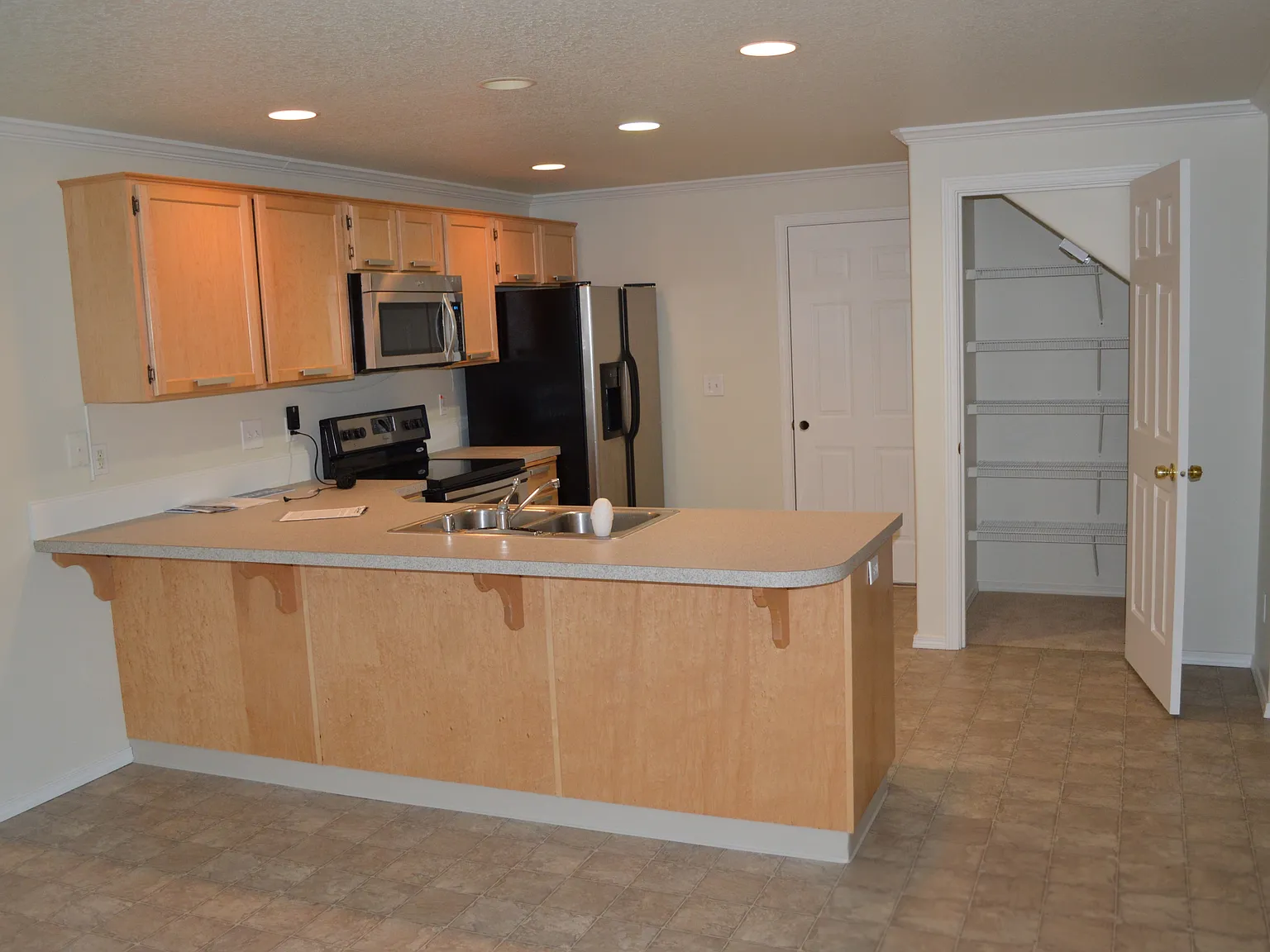 4 bed, 2.5 bath, 2003 sqft, $3,350 — Photo 4