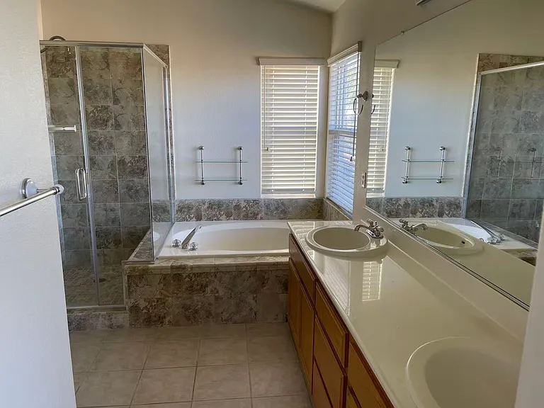 483 Montclair Ln — Photo 10