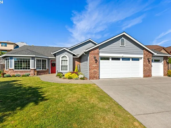 1053 E 18th St, La Center, WA 98629