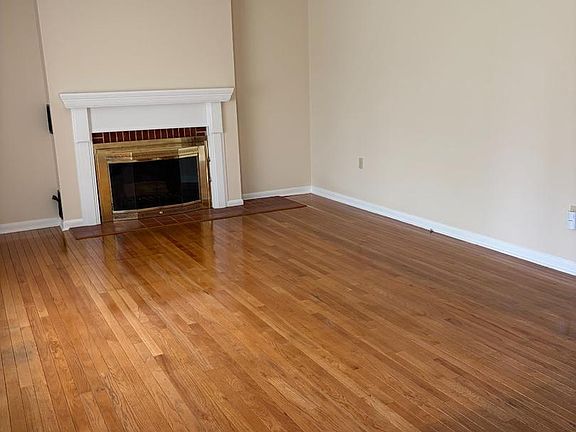 4th image of 303 Hermitage Dr