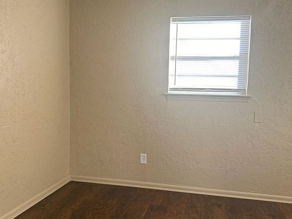 4th image of 1910 NW Hoover Ave #6