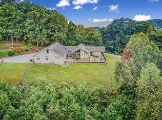 320 Plainview Ln, Boones Mill, VA 24065