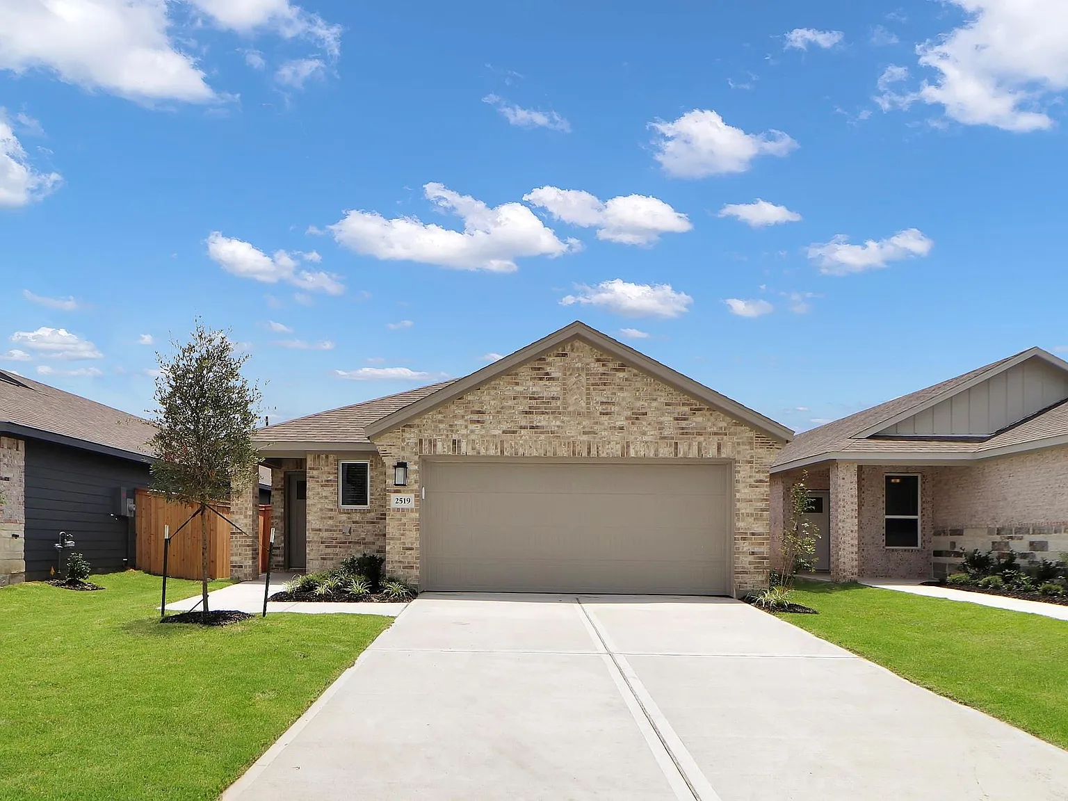 3 bed, 2.0 bath, 1449 sqft, $2,000 — Photo 1