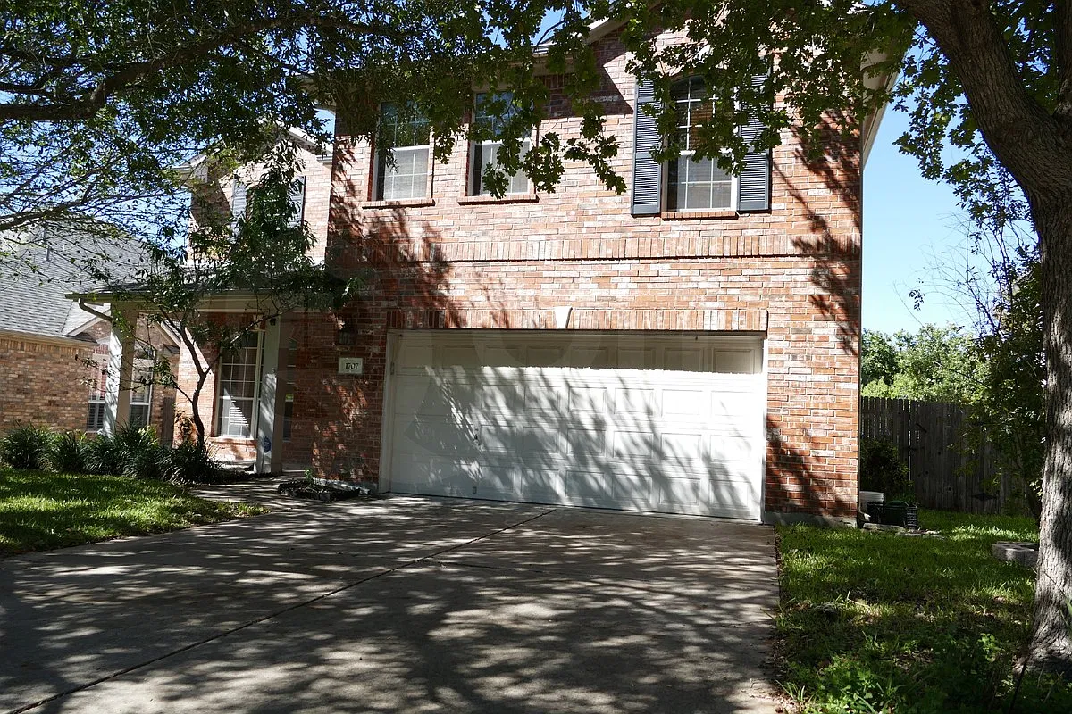 5 bed, 2.5 bath, 2635 sqft, $2,800 — Photo 2