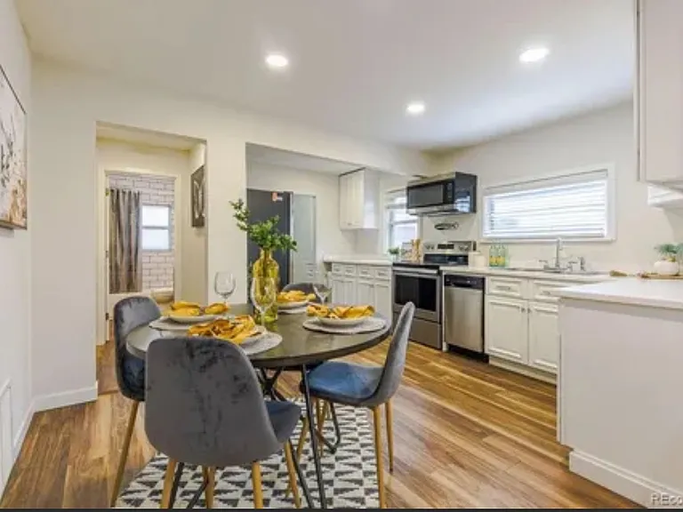 2084 Elmira St — Photo 4
