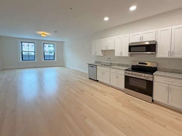 105 Paige St, Lowell, MA