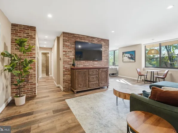 4390 Lorcom Ln APT 402, Arlington, VA 22207