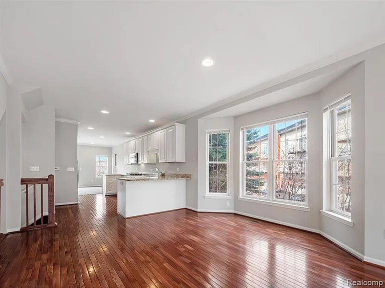 502 Graten St — Photo 4