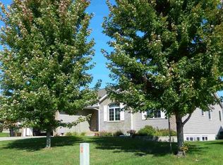 4220 Knoll Ridge Dr, Cedar Falls, IA 50613