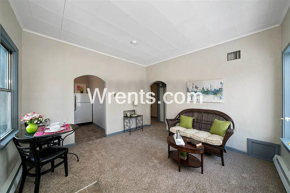 Building Photo - 1712 E Sanson Ave