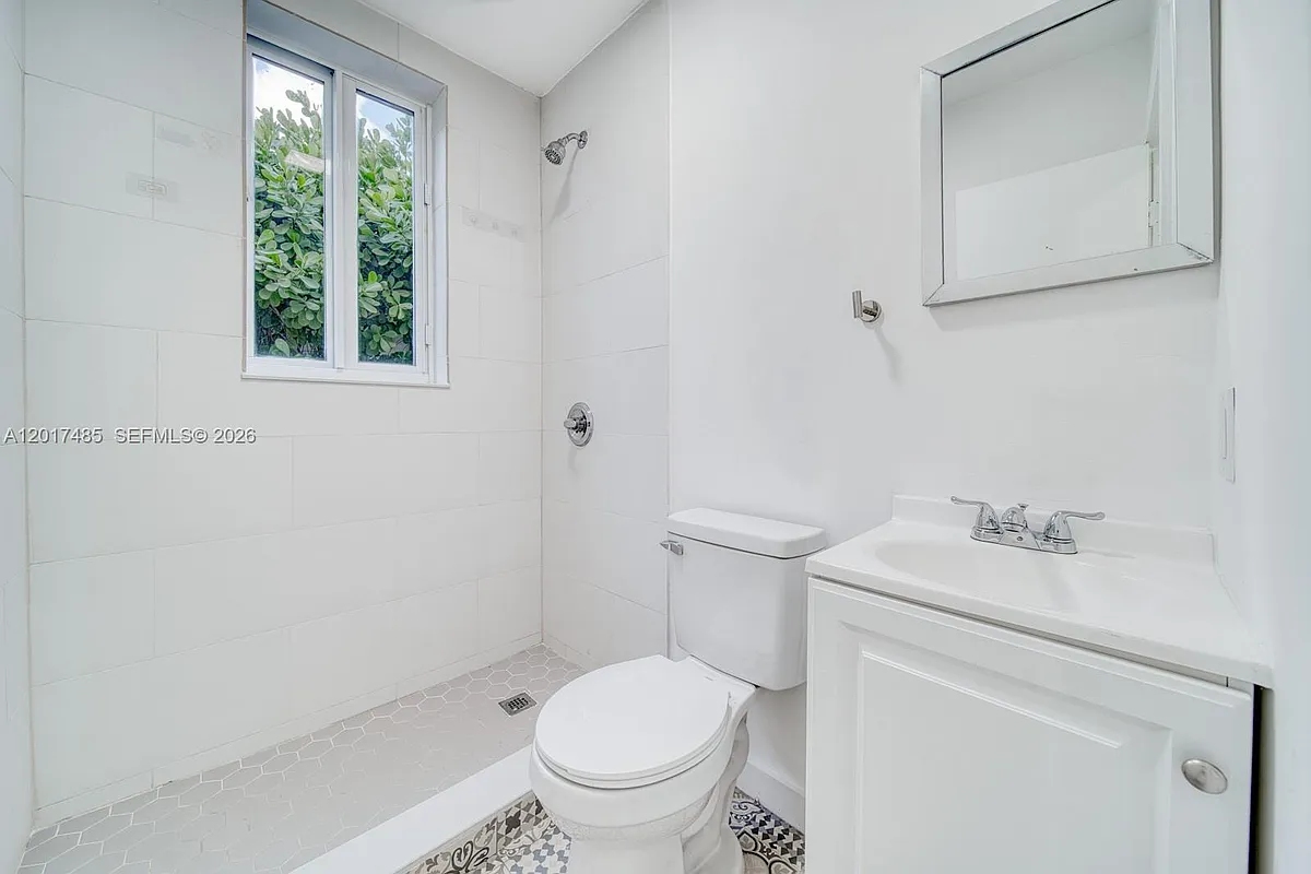 Building Photo - 2352 SW 5th St #2