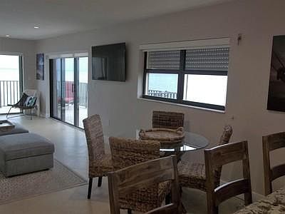 Dine in seating for 7.