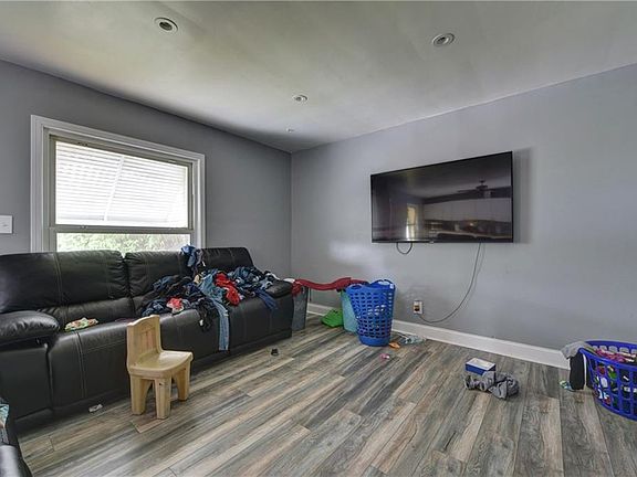 3rd image of 10831 Mountview Ave