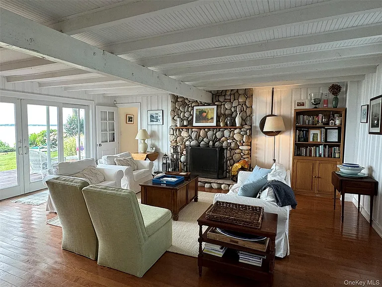 1429 Peconic Bay Blvd — Photo 8