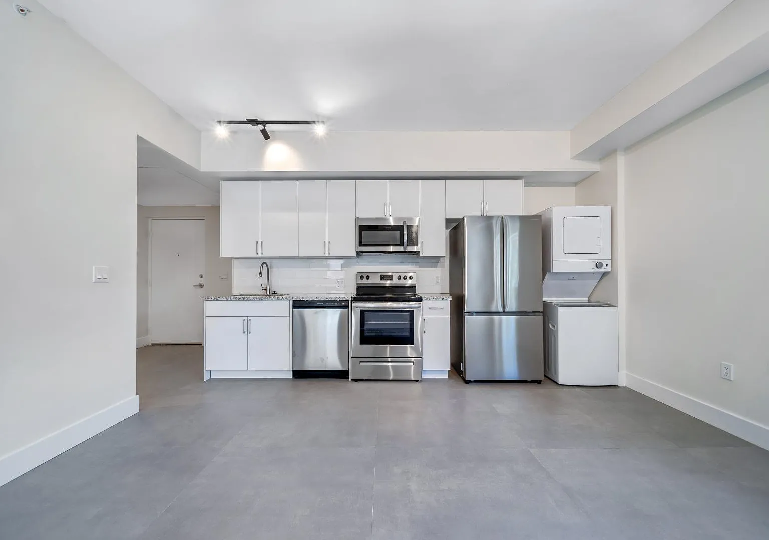 2 bed, 900 sqft, $2,100 — Photo 3
