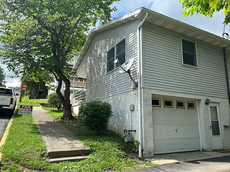 729 James St — Photo 2