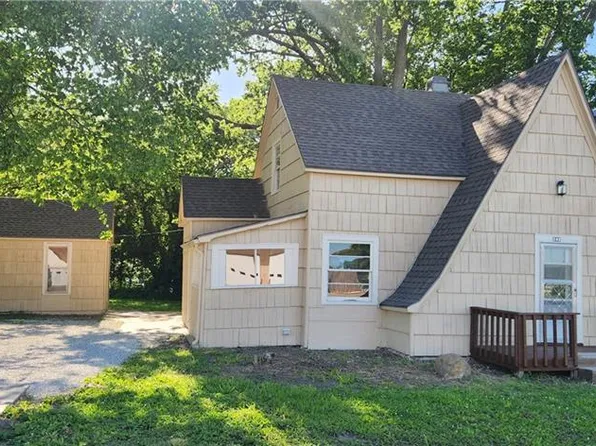 202 S Metcalf Rd, Louisburg, KS 66053