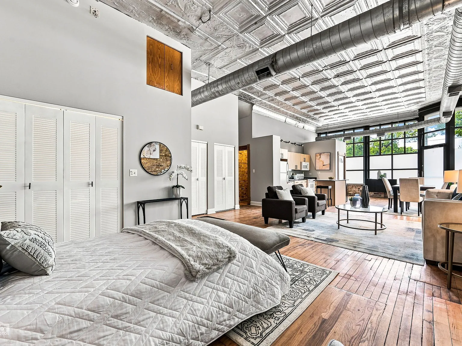 2153 W Schiller St — Photo 3