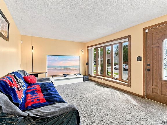 4th image of 160 Clover Pl