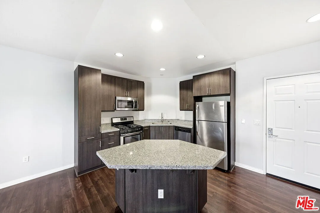 Building Photo - 1408 W Washington Blvd #202