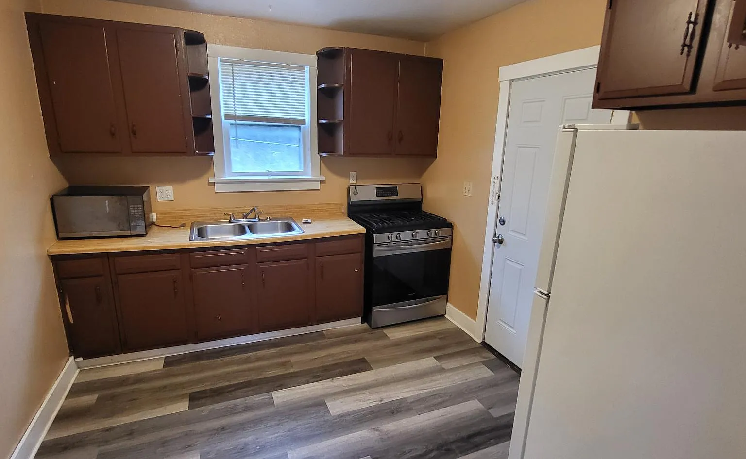 2 bed, 840 sqft, $1,425 — Photo 2