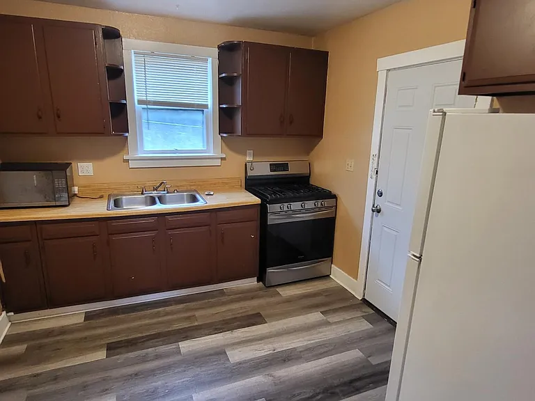1206 Lewis Ave — Photo 2