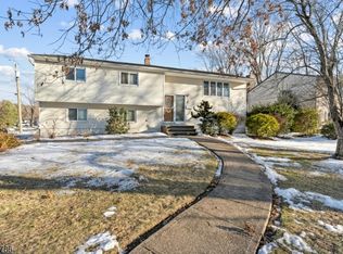 24 Fieldstone Dr, Livingston, NJ 07039