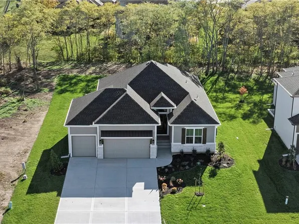 2624 NE Woodland Oak Dr, Lees Summit, MO 64086