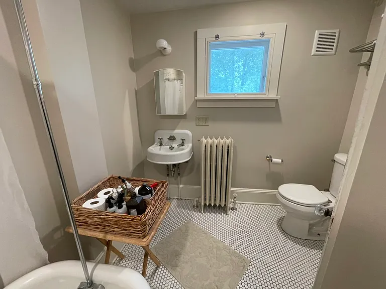 102 1st St #4 — Photo 4
