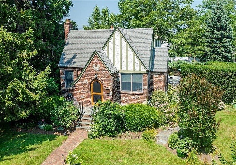 1st image of 356 Lakeview Avenue E